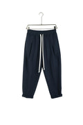 Pantaloni bărbați AtelierAXD bleumarin ușor slim, fabricat în Italia, cu șnur lung și detalii nasturi la buzunarele de la spate.