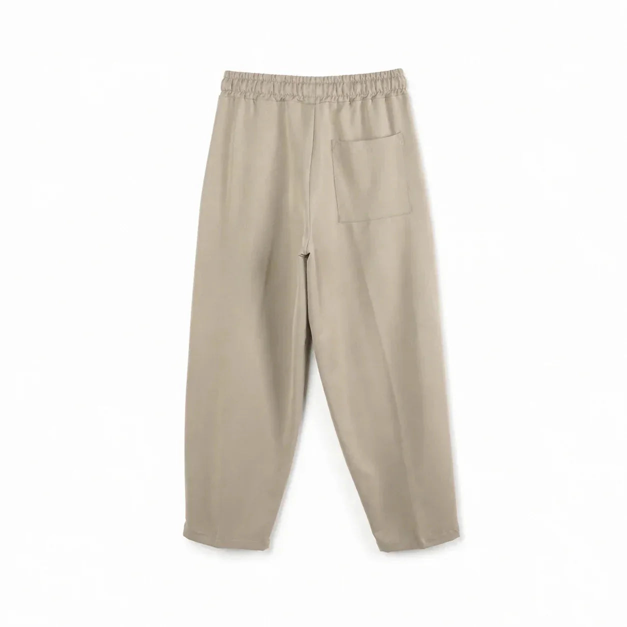 Pantaloni camel pentru bărbați văzuți din spate, cu buzunar aplicat și talie elastică
