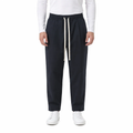 Pantaloni bleumarin bărbați carrot fit din bumbac, vedere frontală pe model