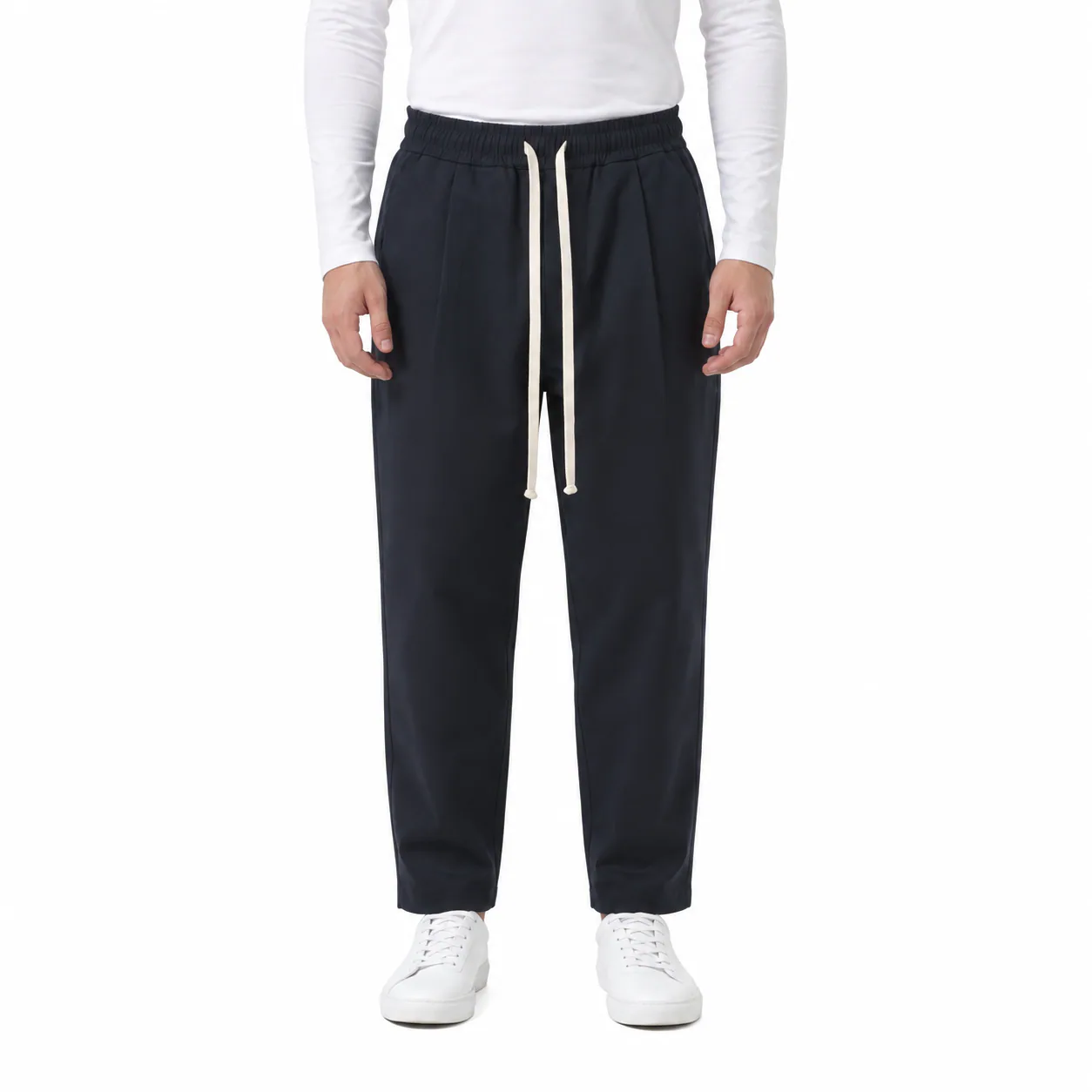 Pantaloni bleumarin bărbați carrot fit din bumbac, vedere frontală pe model