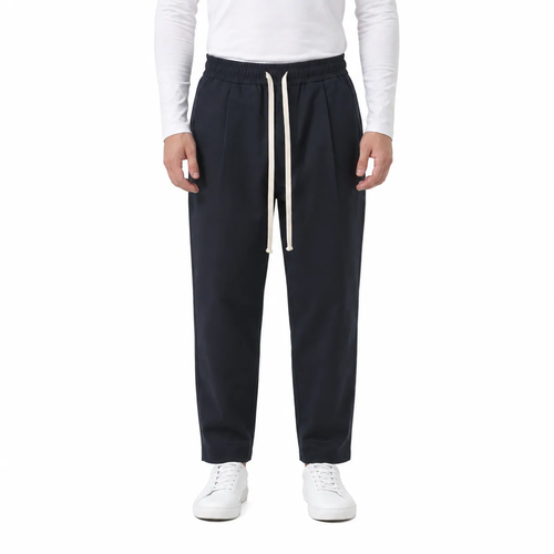 Pantaloni bleumarin bărbați carrot fit din bumbac, vedere frontală pe model