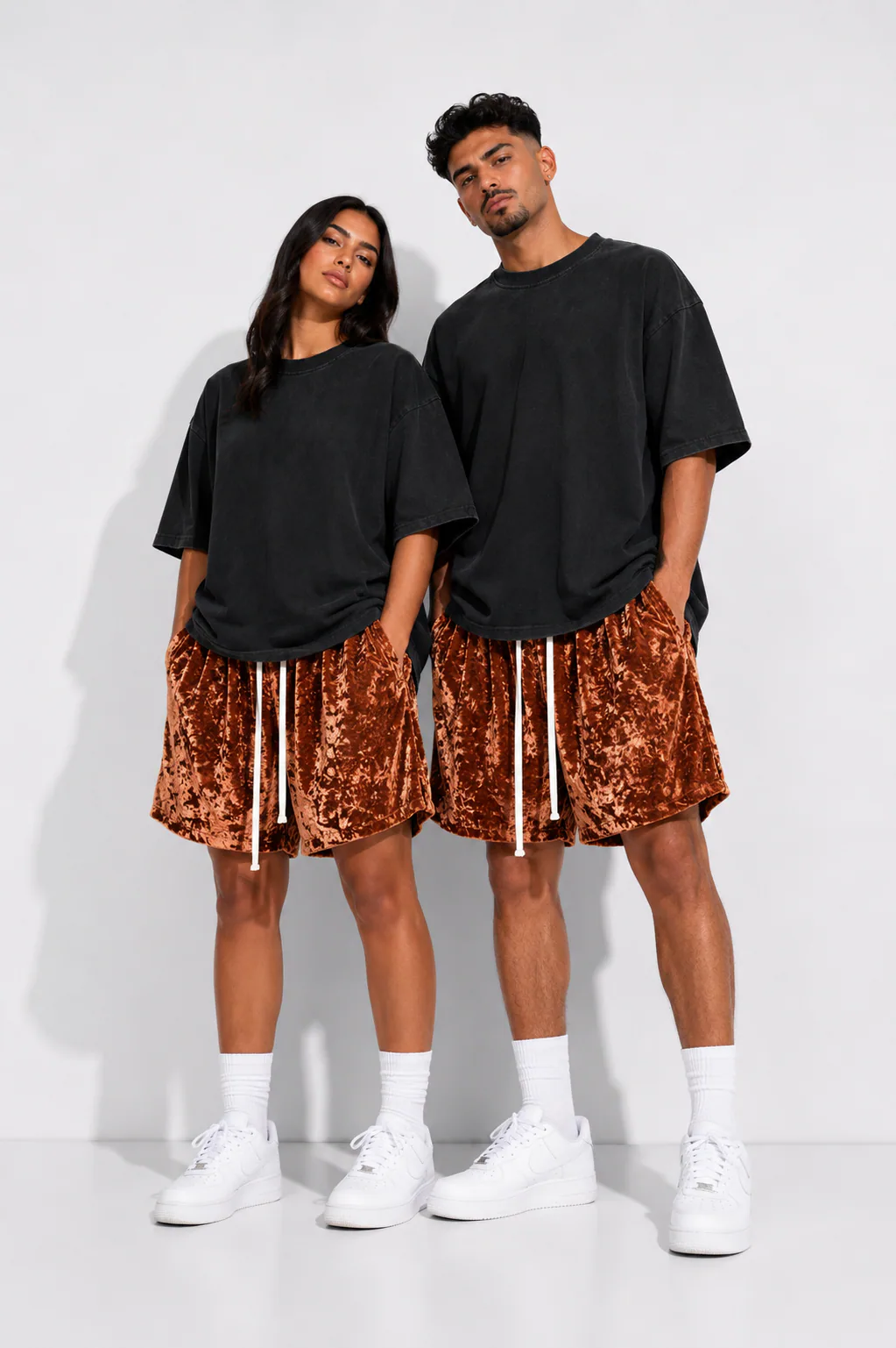Pantaloni scurți oversized din catifea maro cu design casual premium și talie elastică