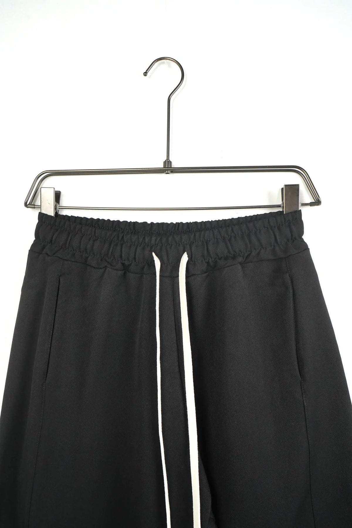 Pantaloni casual negri cu talie elastică și șnur, croială largă și comodă