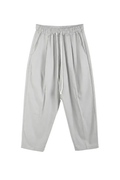 Pantaloni gri deschis casual pentru bărbați, croială lejeră, talie elastică și șnur reglabil, ideali pentru ținute moderne și