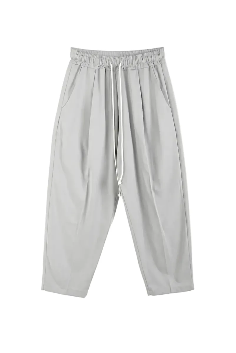 Pantaloni gri deschis casual pentru bărbați, croială lejeră, talie elastică și șnur reglabil, ideali pentru ținute moderne și