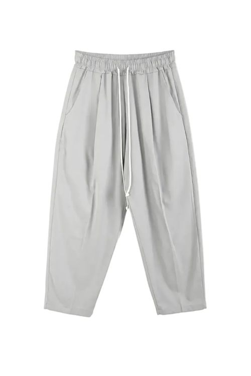 Pantaloni gri deschis casual pentru bărbați, croială lejeră, talie elastică și șnur reglabil, ideali pentru ținute moderne și