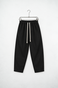 Pantaloni Casual Bărbați Negri cu Croială Tapered, vedere frontală pe umeraș, fundal deschis