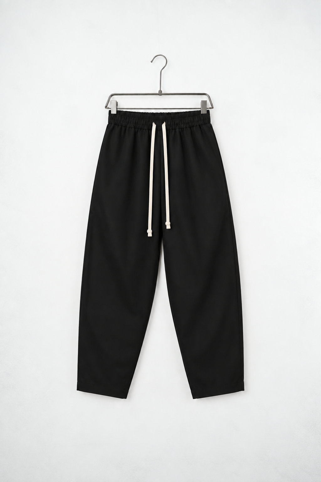 Pantaloni Casual Bărbați Negri cu Croială Tapered, vedere frontală pe umeraș, fundal deschis