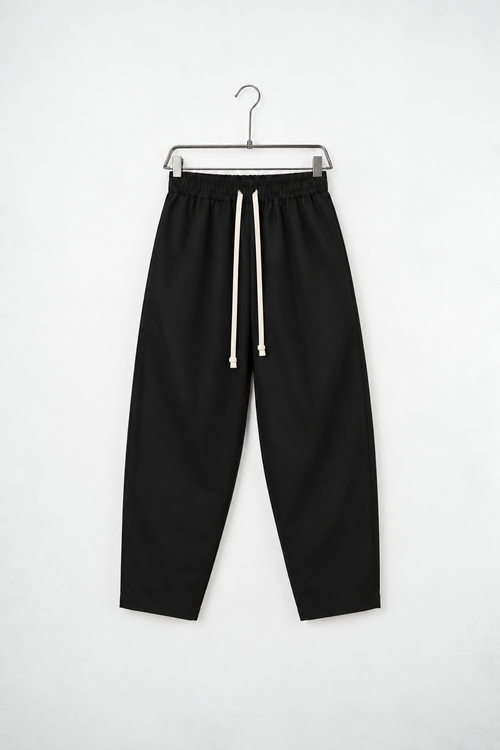 Pantaloni Casual Bărbați Negri cu Croială Tapered, vedere frontală pe umeraș, fundal deschis