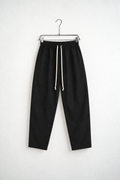 Pantaloni Casual Bărbați Negri Fabricați în Italia, vedere frontală pe umeraș, fundal deschis