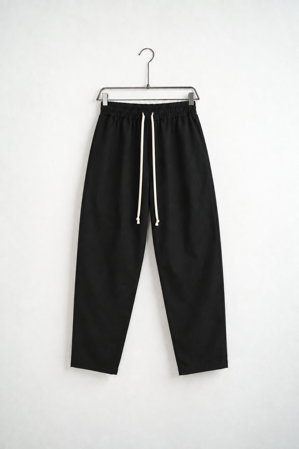 Pantaloni Casual Bărbați Negri Fabricați în Italia, vedere frontală pe umeraș, fundal deschis