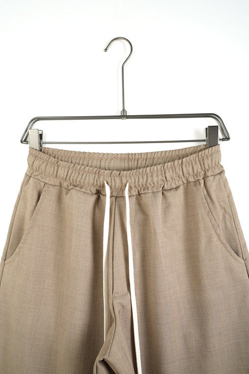 Pantaloni de barbati maro deschis croiala regular fit cu buzunare practice si siret lung proeminent