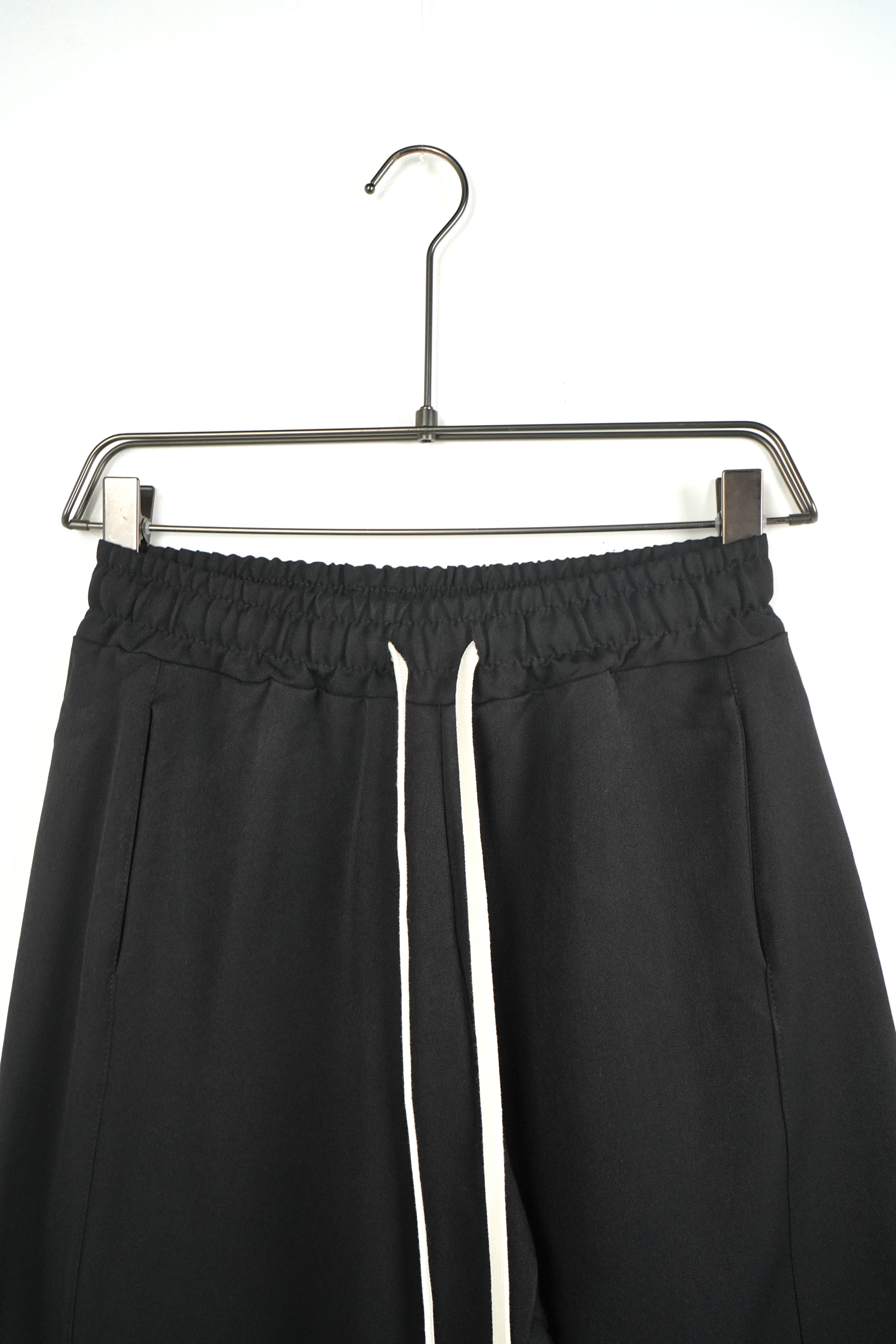 Pantaloni casual negri cu talie elastică și șnur, croială largă și comodă