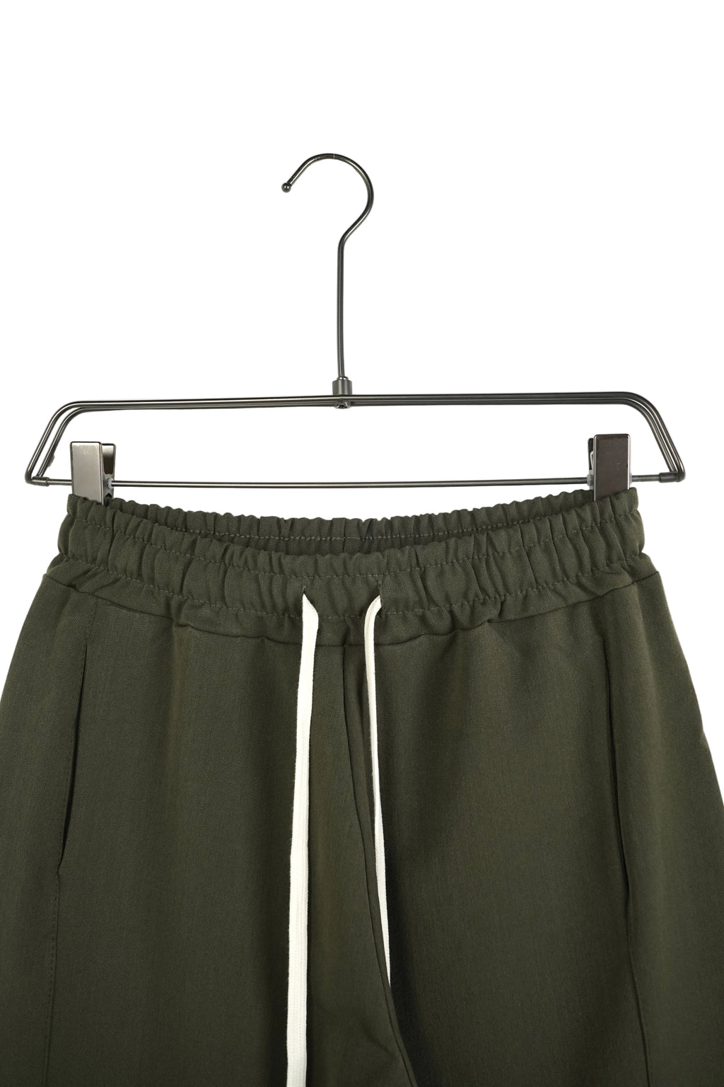 Model de pantaloni cu șiret lung decorativ, culoare verde salvie și croială confortabilă, ideali pentru sezonul de primăvară
