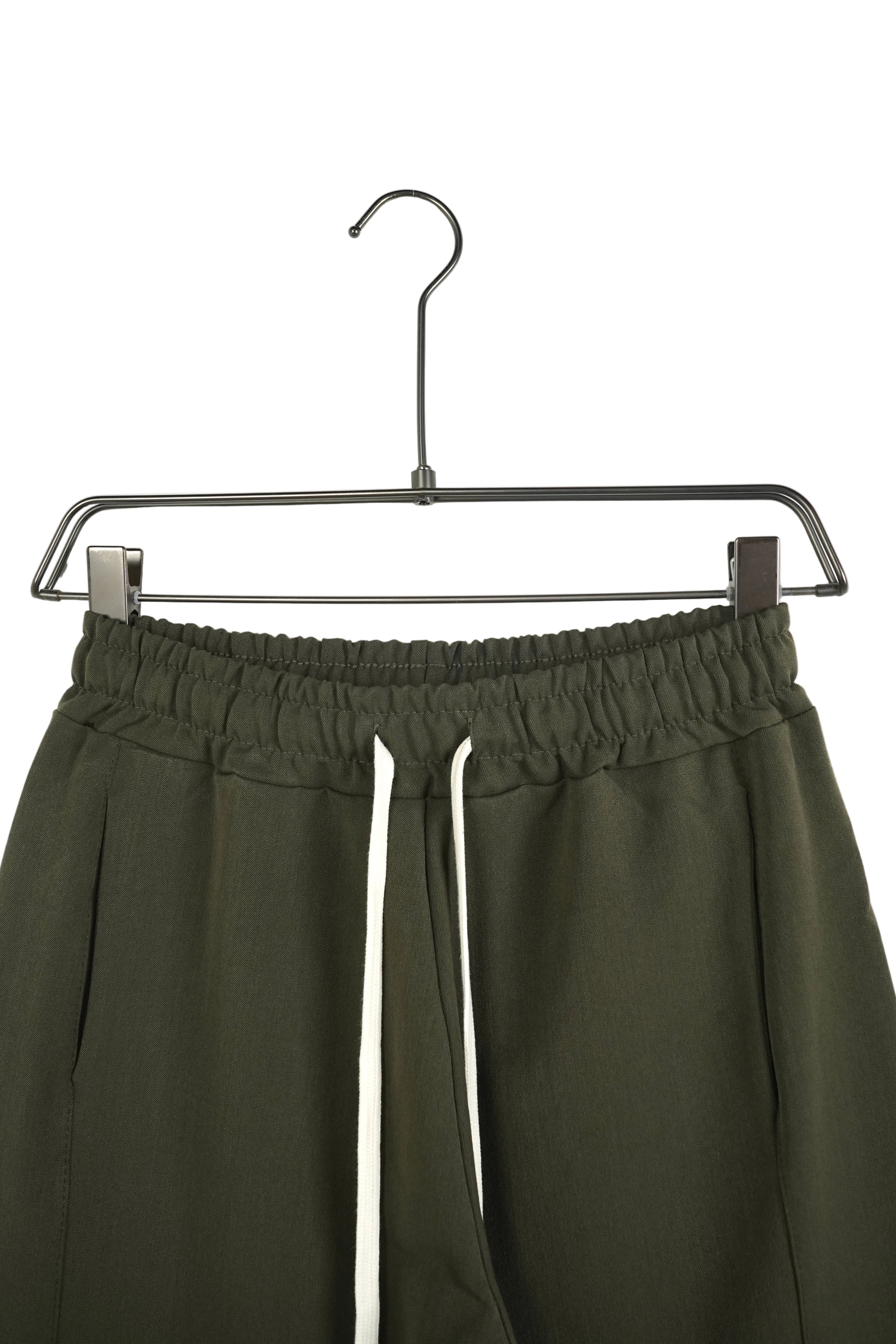 Model de pantaloni cu șiret lung decorativ, culoare verde salvie și croială confortabilă, ideali pentru sezonul de primăvară