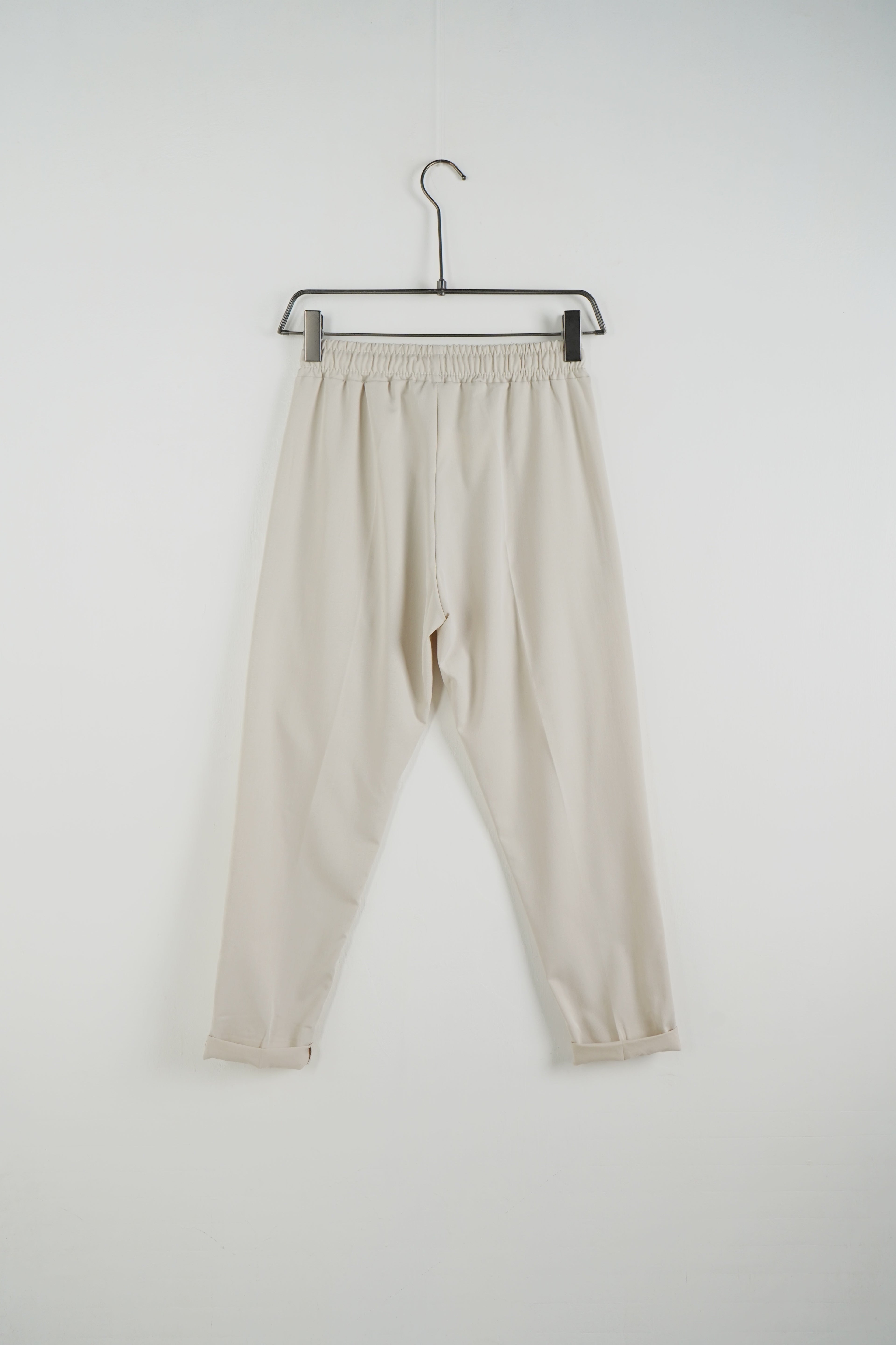 Pantaloni conici bărbați nuanța bej deschis cu șnur lung vizibil, detaliu modern streetwear