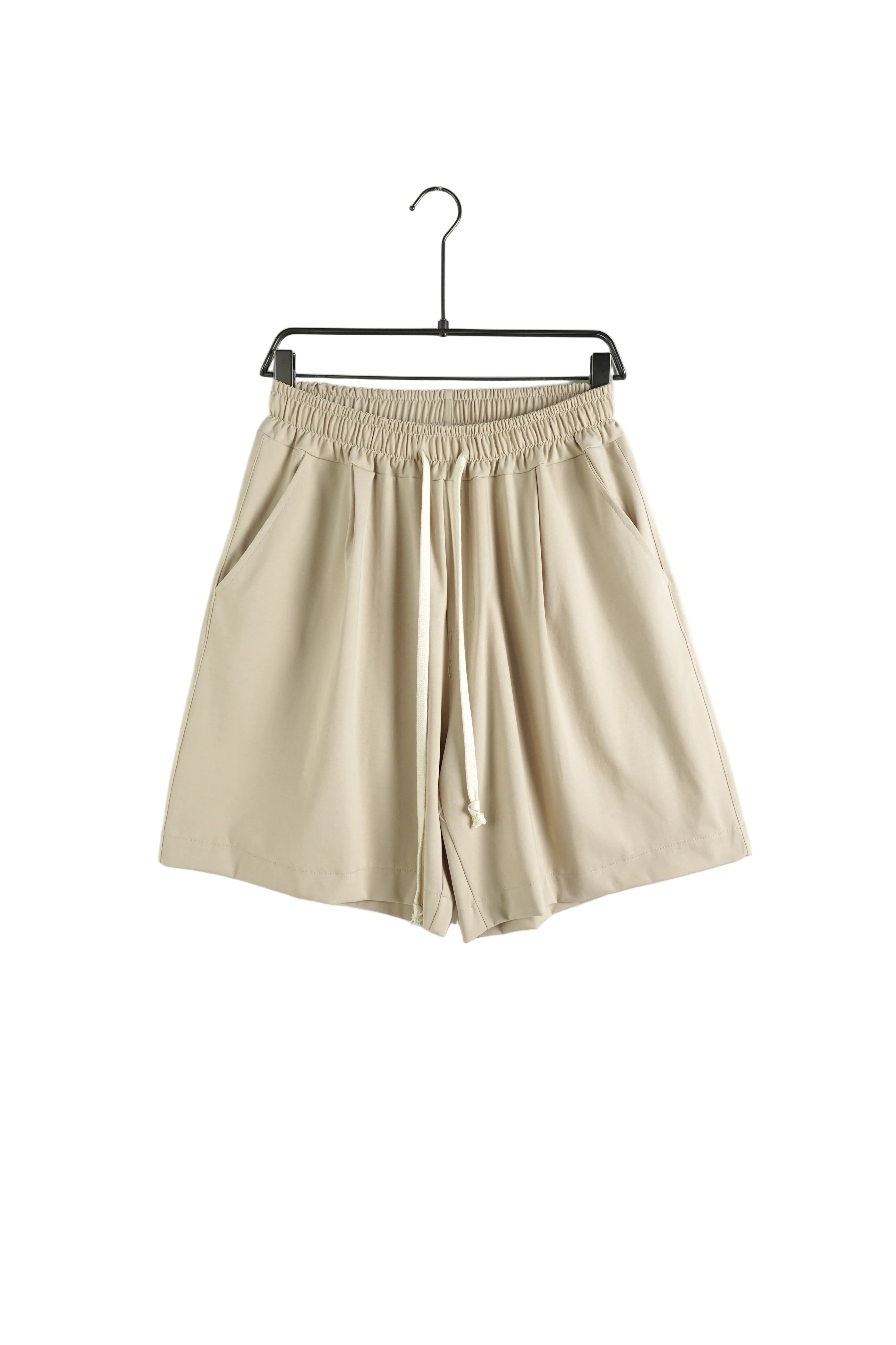 Pantaloni scurți crem cu șnur lung și croială minimalistă, talie ajustabilă