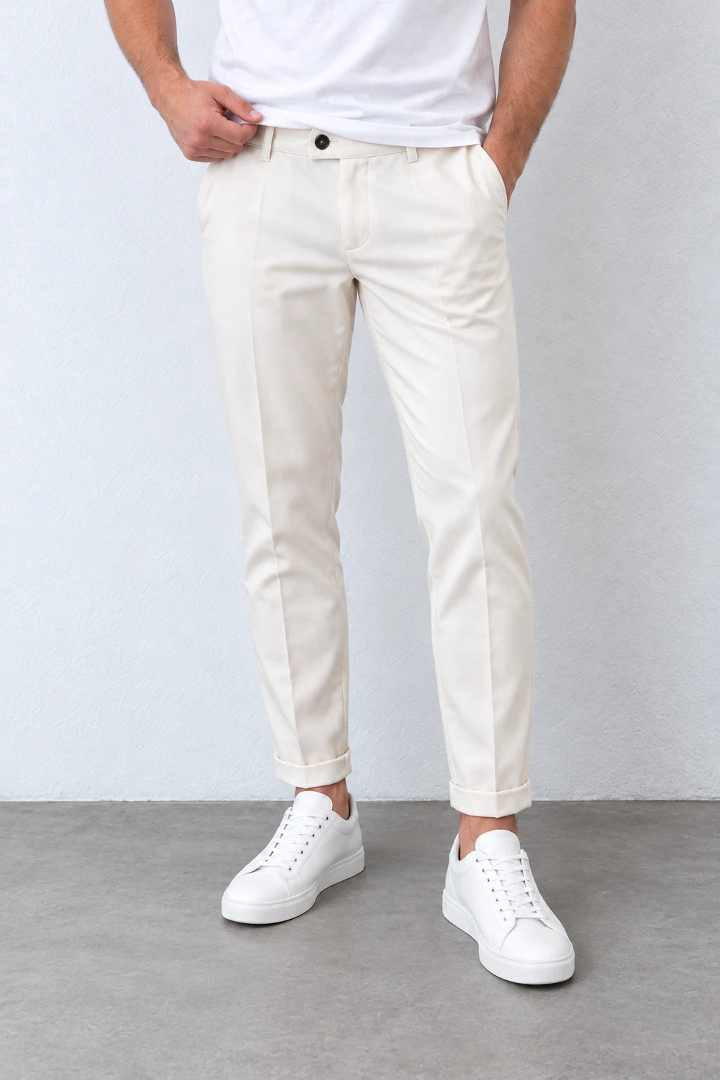 Pantaloni slim crem-piersică ALLEN295, vedere frontală cu nasture închis la culoare, găici pentru curea și tivuri întoarse.