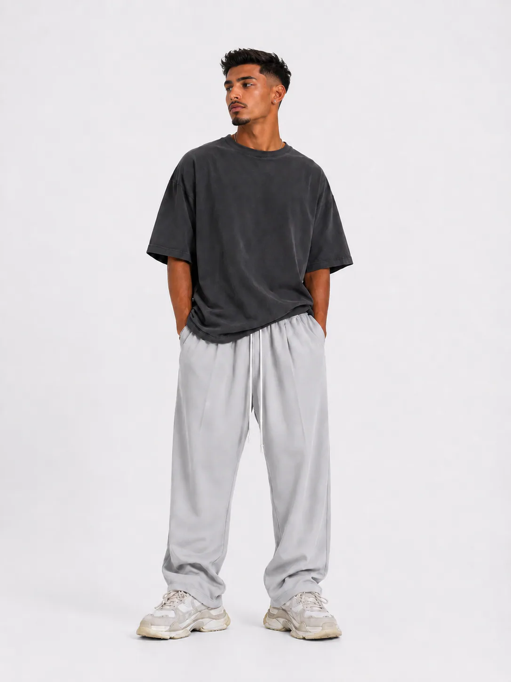 Pantaloni casual gri cu șnur lung și croială lejeră, ideali pentru outfituri streetwear minimaliste