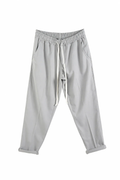 Pantaloni gri slim cu șiret lung și talie elastică, perfecți pentru outfituri casual moderne și confortabile.
