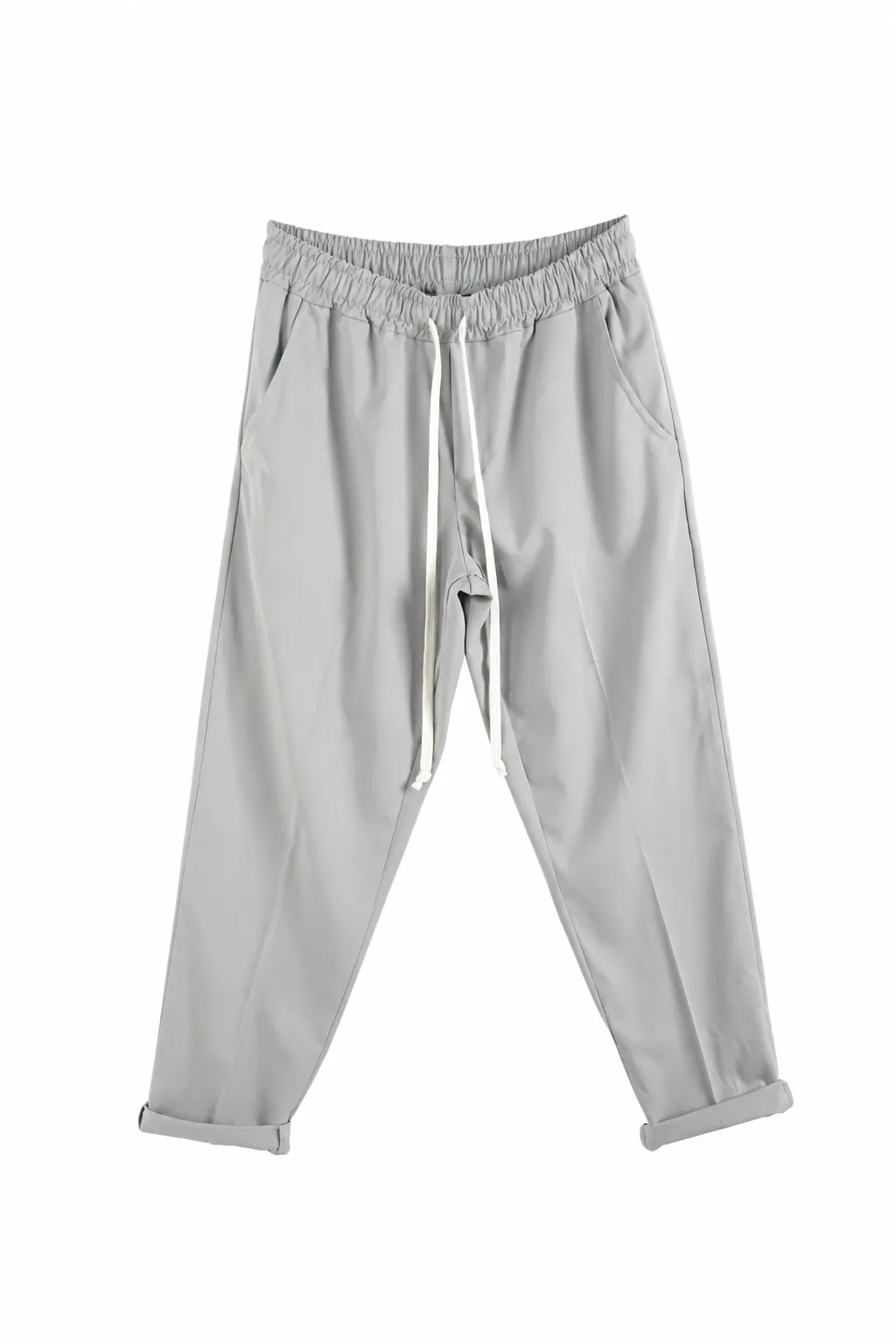 Pantaloni gri slim cu șiret lung și talie elastică, perfecți pentru outfituri casual moderne și confortabile.