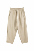 Pantaloni crem slim cu șiret lung și talie elastică, ideali pentru outfituri casual moderne și confortabile.