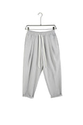 Pantaloni bărbați AtelierAXD gri ușor slim, fabricat în Italia, cu șnur lung și detalii nasturi la buzunarele de la spate.