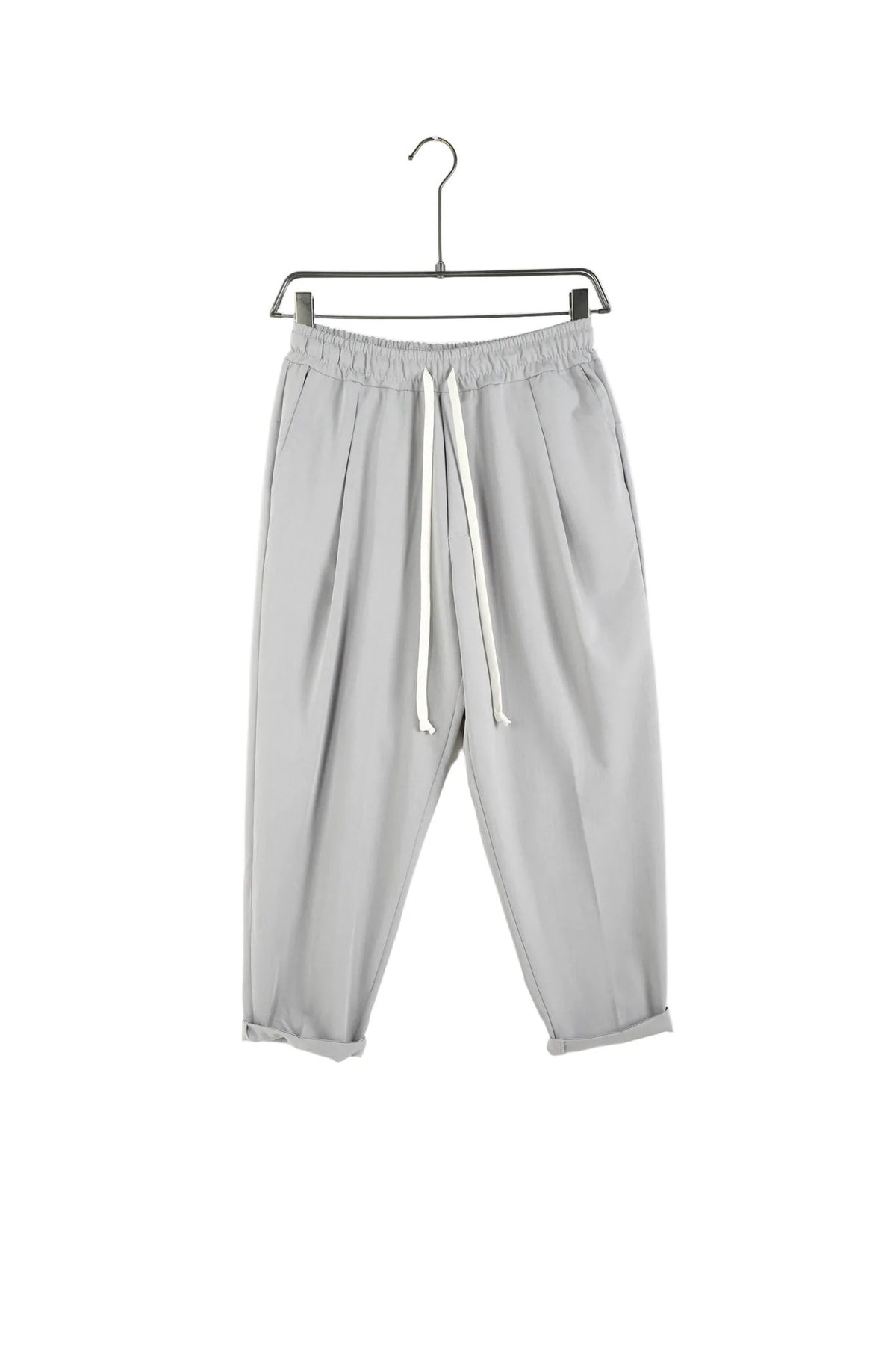 Pantaloni bărbați AtelierAXD gri ușor slim, fabricat în Italia, cu șnur lung și detalii nasturi la buzunarele de la spate.