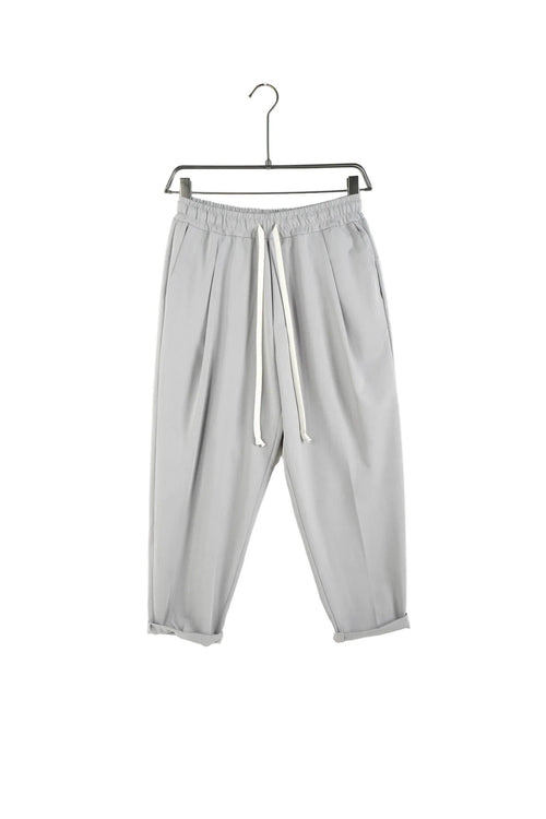 Pantaloni bărbați AtelierAXD gri ușor slim, fabricat în Italia, cu șnur lung și detalii nasturi la buzunarele de la spate.