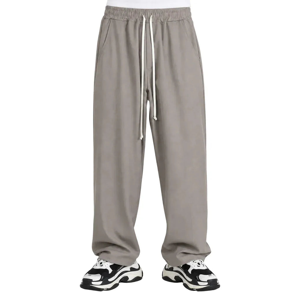 Pantaloni lungi wide leg maro deschis pentru bărbați, purtați din față cu șnur lung