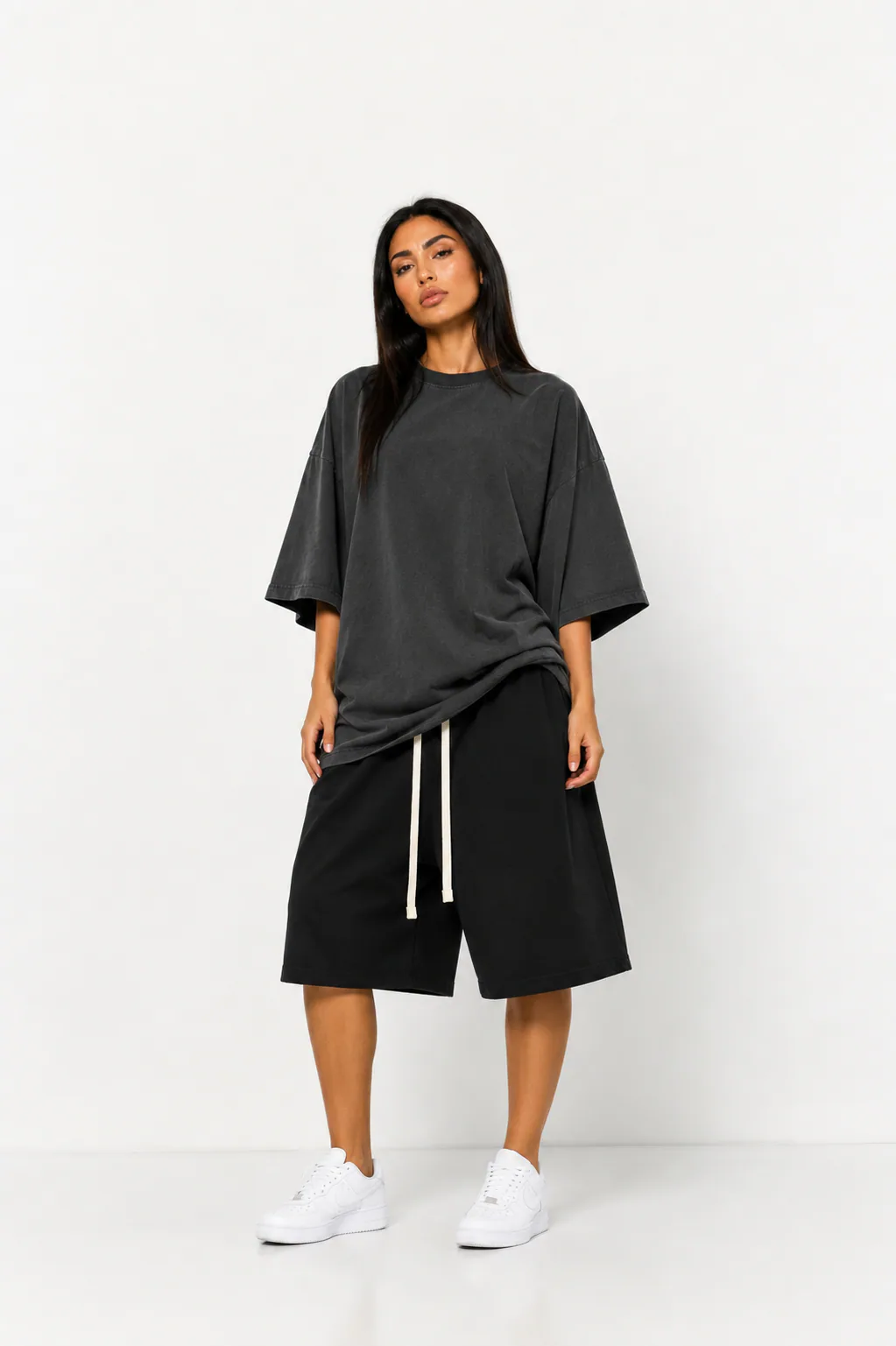 Pantaloni negri bărbătești din bumbac 100% pe model bărbat – material natural respirabil, fit confortabil și design versatil