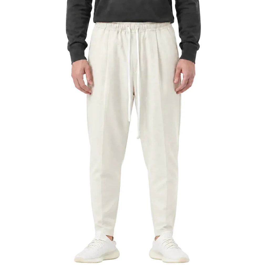 Pantaloni bej pentru bărbați, croială ușor slim, purtați din față cu șnur lung
