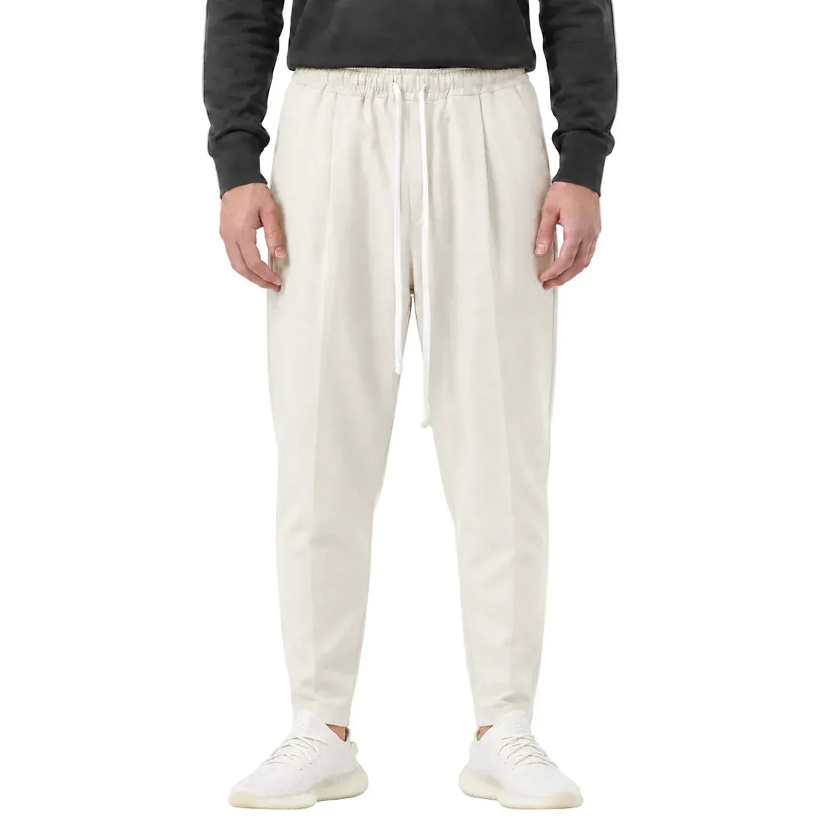 Pantaloni bej pentru bărbați, croială ușor slim, purtați din față cu șnur lung