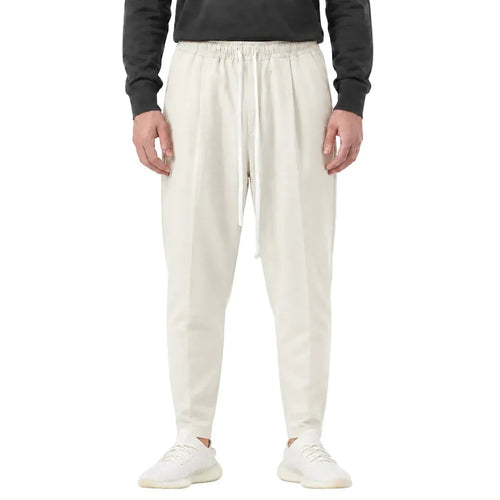 Pantaloni bej pentru bărbați, croială ușor slim, purtați din față cu șnur lung