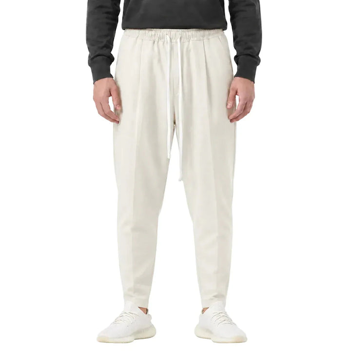 Pantaloni bej pentru bărbați, croială ușor slim, purtați din față cu șnur lung