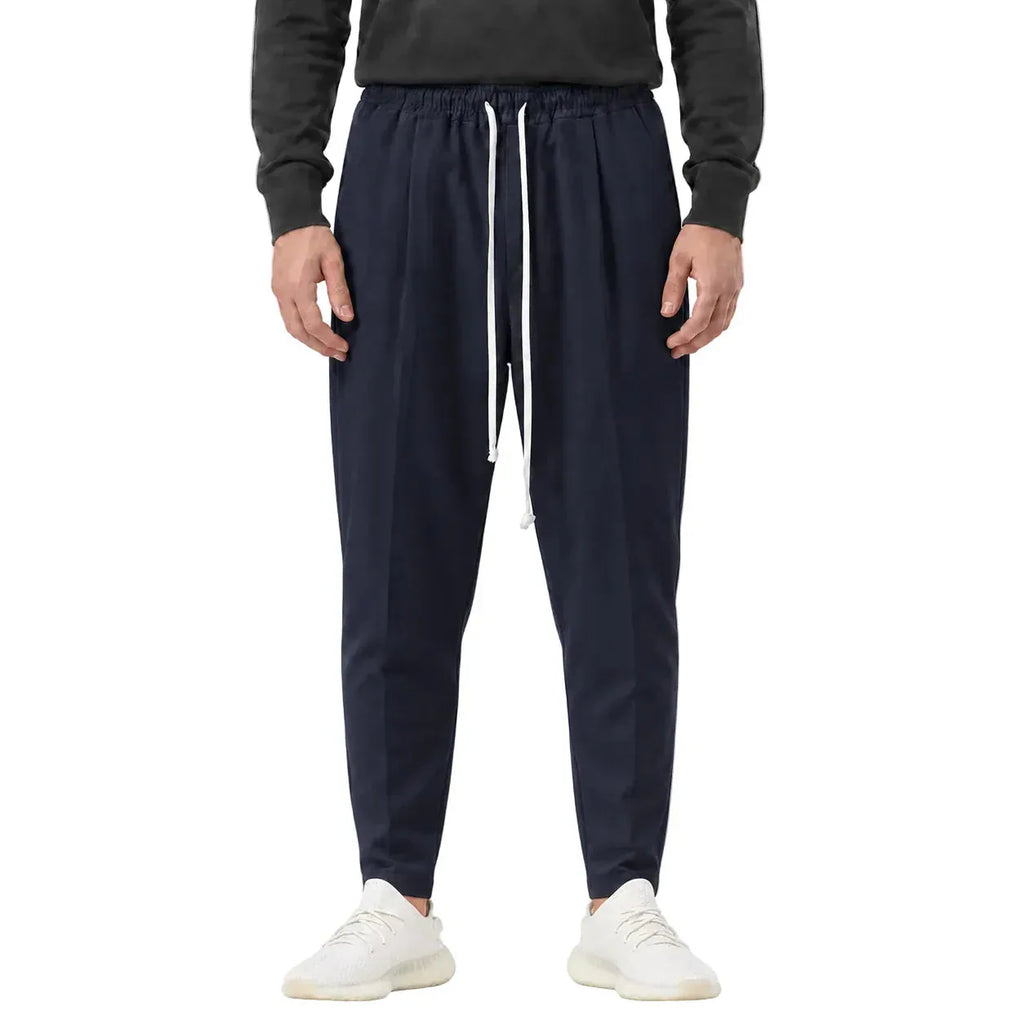 Pantaloni bleumarin pentru bărbați, croială ușor slim, purtați din față cu șnur alb