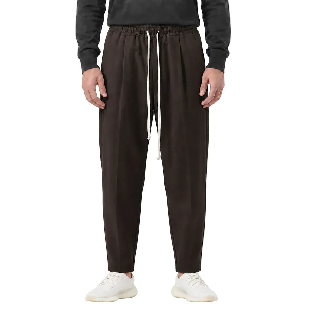 Pantaloni maro pentru bărbați, croială carrot fit ușor slim, purtați din față cu șnur