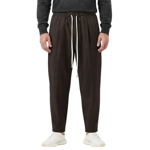 Pantaloni maro pentru bărbați, croială carrot fit ușor slim, purtați din față cu șnur