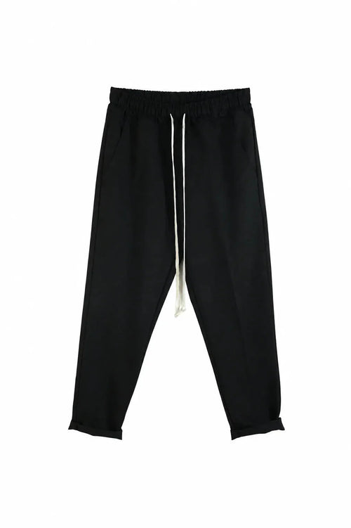 Detaliu pantaloni slim negri pentru bărbați, cu talie elastică și șnur lung