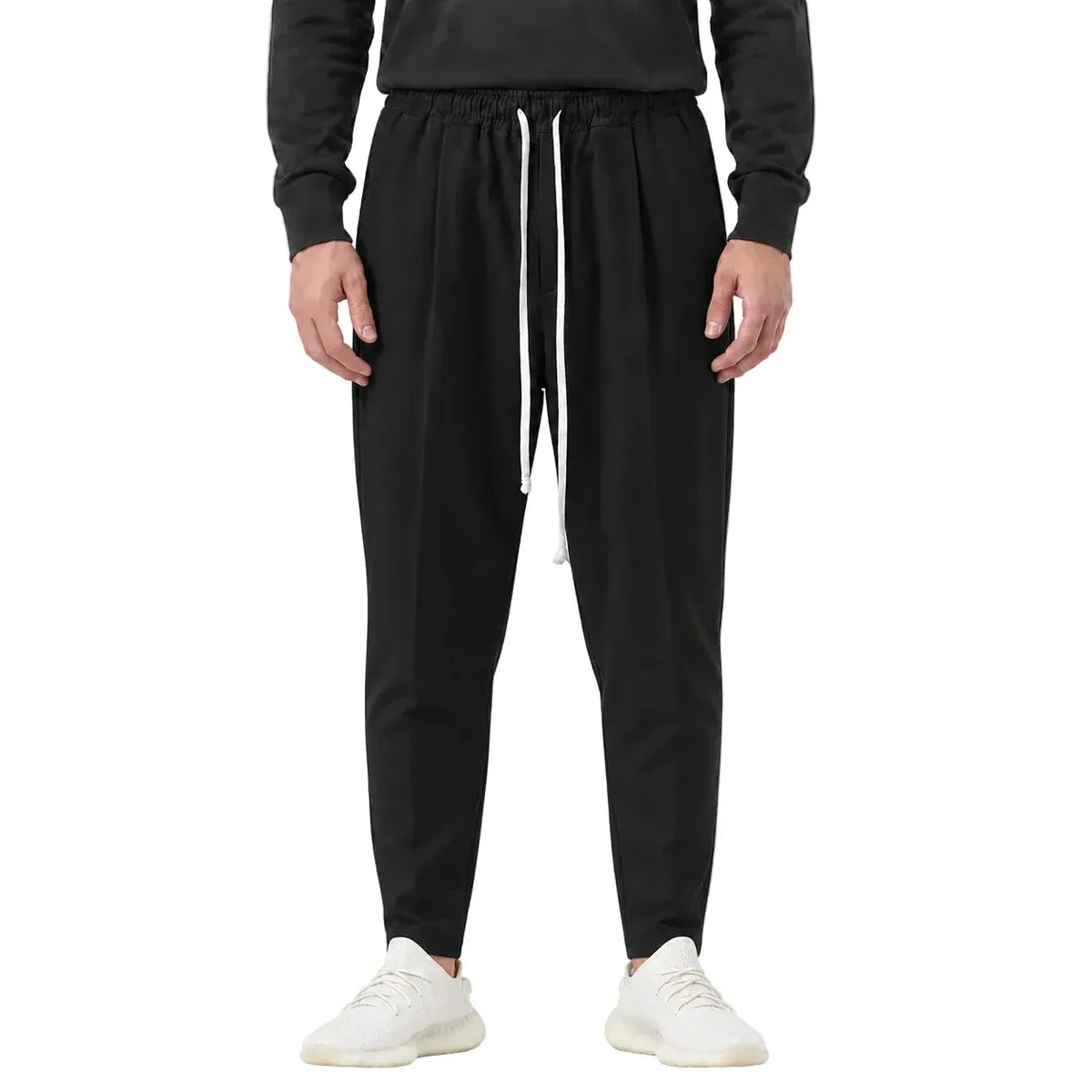 Pantaloni negri pentru bărbați, carrot fit ușor slim, purtați din față cu șnur lung alb