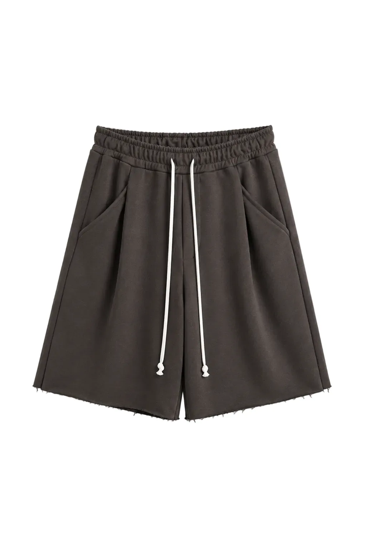Pantaloni maro oversized cu șnur lung în talie, având o cusătură decorativă frontală pe centrul piciorului, confecționați din
