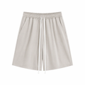 Pantaloni scurți bej deschis subțiri de vară, cu șnur lung în talie, confecționați din material premium, vedere frontală.