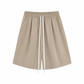 Pantaloni scurți bej subțiri de vară, cu șnur lung în talie, confecționați din material premium, vedere frontală.