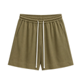 Pantaloni scurți khaki confecționați din bumbac, cu șiret lung în talie, vedere frontală pentru ținute de vară.