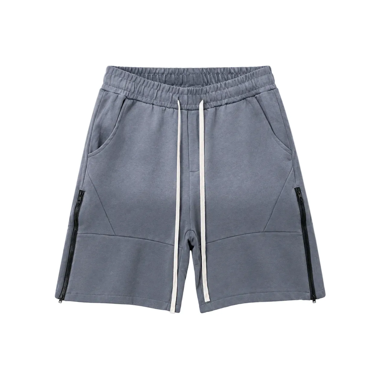Pantaloni scurți gri confecționați din bumbac, cu șiret lung alb în talie și fermoare laterale negre, vedere frontală pe umer
