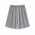 Pantaloni scurți gri închis subțiri de vară, cu șnur lung în talie, confecționați din material premium, vedere frontală.