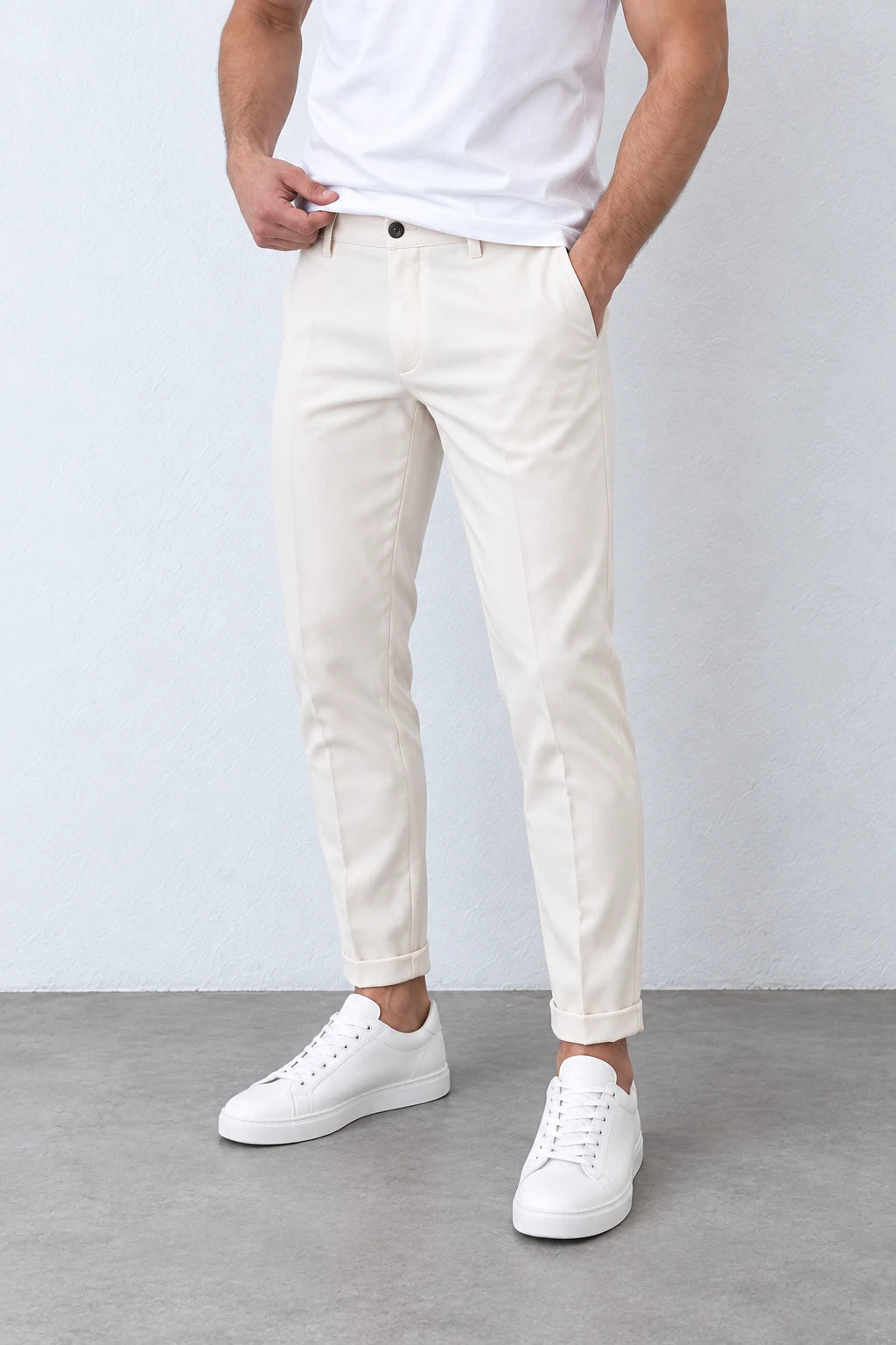 Pantaloni eleganți crem-piersică pentru bărbați, ALLEN295, vedere din trei sferturi a croielii slim și a tivurilor întoarse.