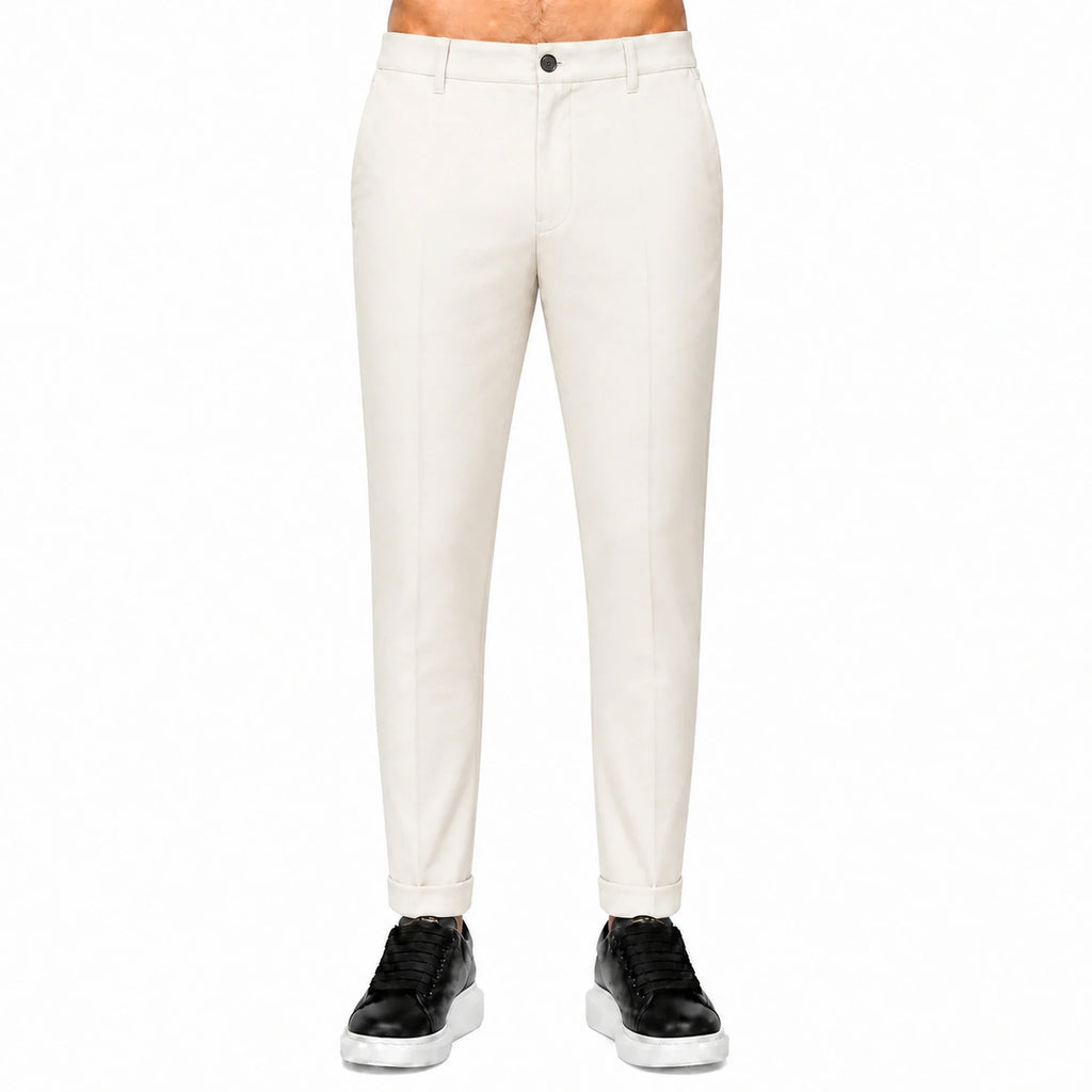 Pantaloni eleganți slim bărbați crem piersică, purtați de model, vedere frontală