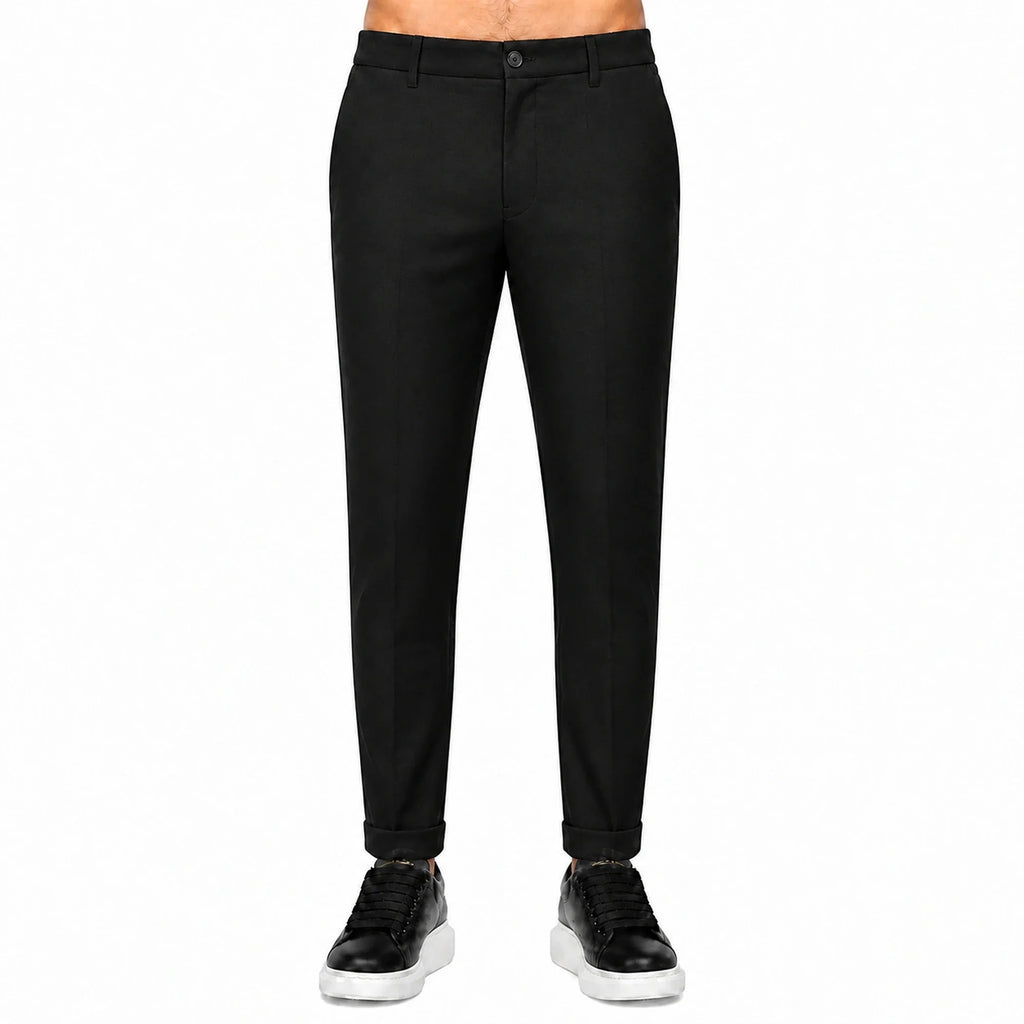 Pantaloni eleganți slim bărbați negri, purtați de model, vedere frontală