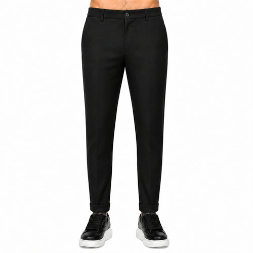 Pantaloni eleganți slim bărbați negri, purtați de model, vedere frontală